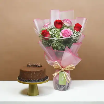 باقة ورود ساحرة مع كعكة الشوكولاتة فيريرو روشيه