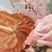 زهور مختلطة أنيقة في إناء خشبي دائري فني