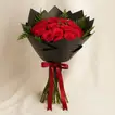 بوكيه الفخامة - باقة ورد جوري أحمر في غلاف أسود