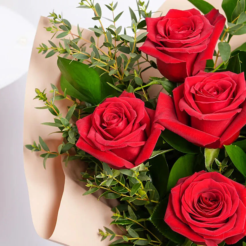 باقة أنيقة - 6 ورود حمراء مع أوكاليبتوس وروسكوس
