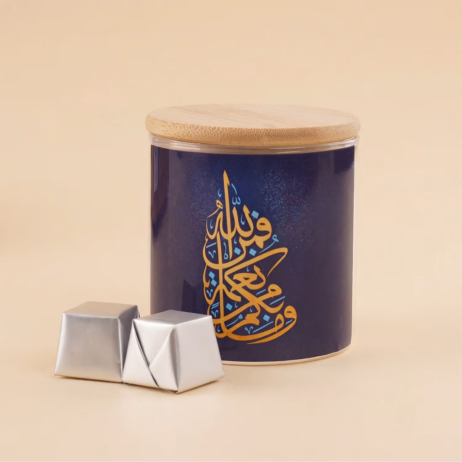 سلة فواكه مجففة و نبتة البوتس