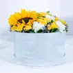 تنسيق زهور دائري أنيق مع عباد الشمس والورود