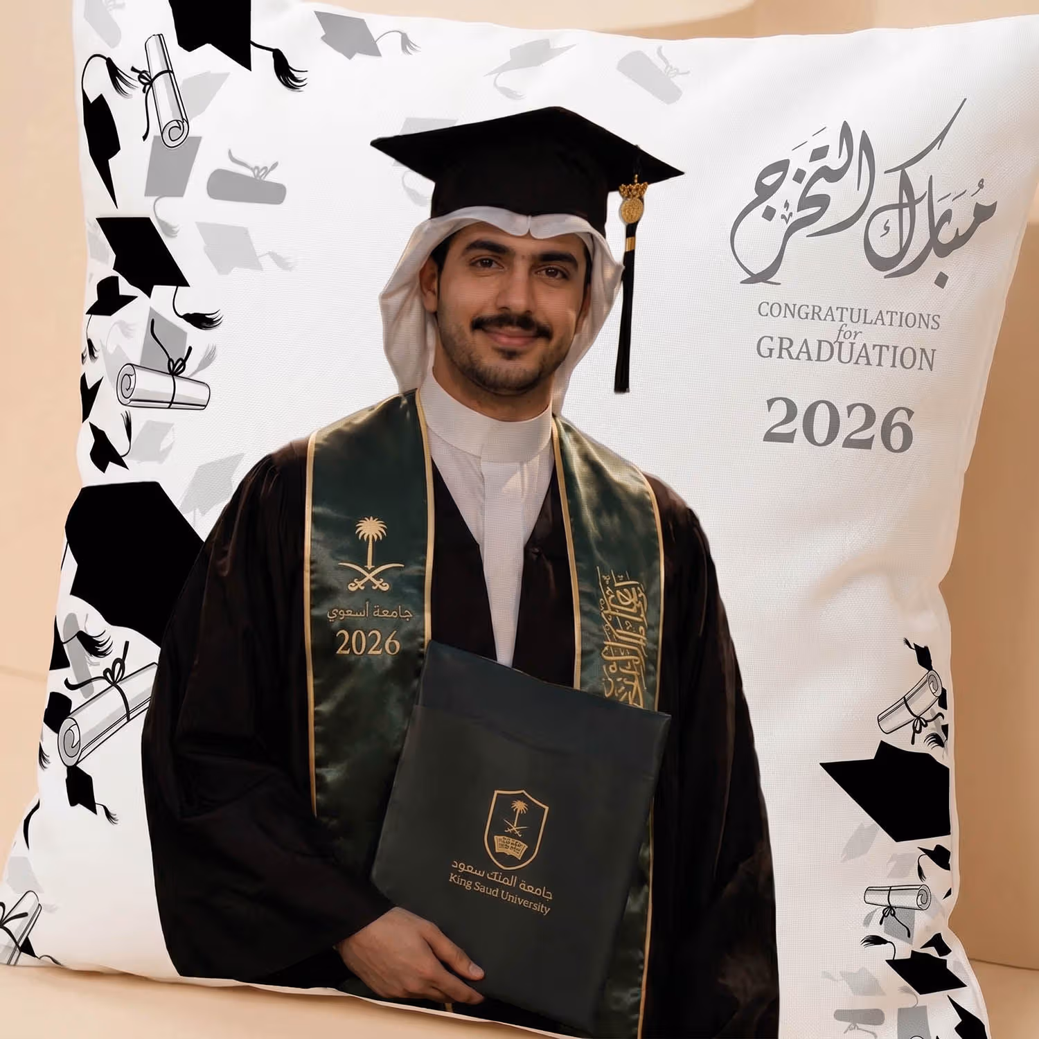وسادة وكوب تخرج شخصيان