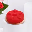 تنسيق زهور عناق متفتح مع كيكة شوكولاتة شهية 500جم