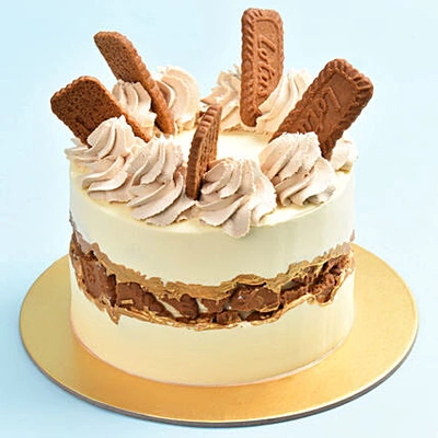 Exquisite Tiered Caramel Dream Cake with Crunchy Biscuit Toppings