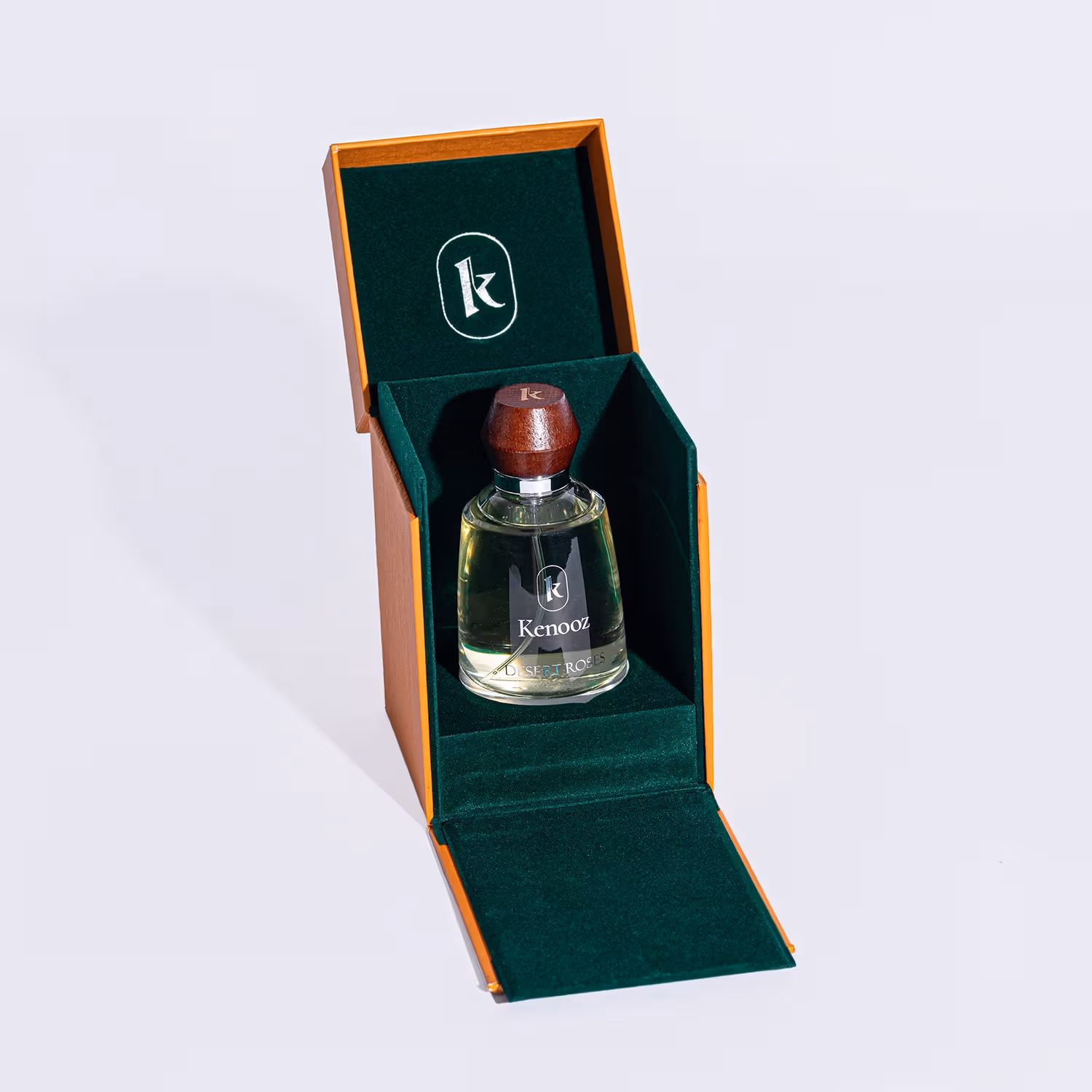 عطر كينوز ديسيرت روز 100 مل مع باقة زهور أنيقة