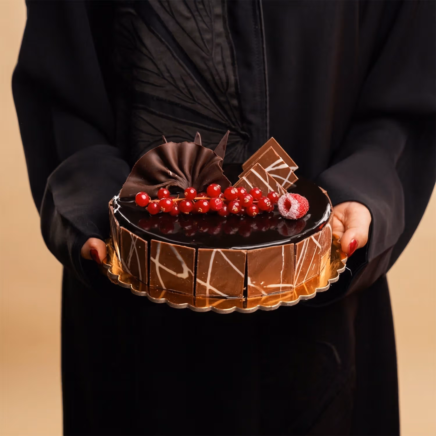 كيك فدج الشوكولاته مزين بالكرز - 4 قطع