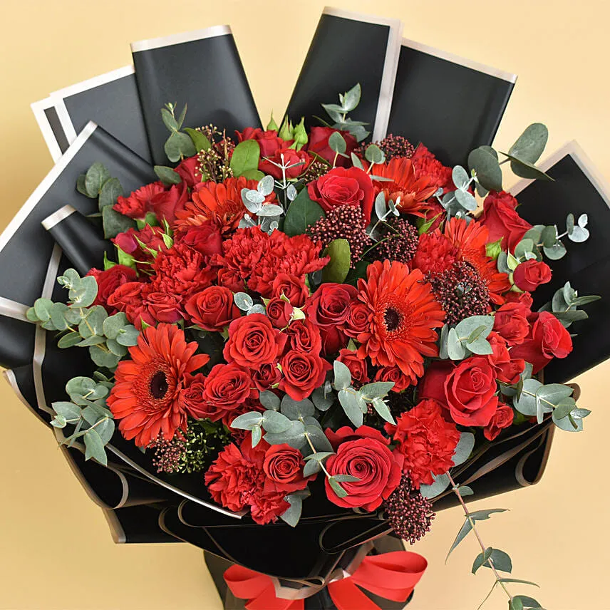 هدية باقة ورود حمراء مع لفة لون أسود