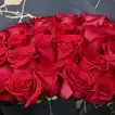 باقة ورود حمراء فاخرة مع تغليف أسود وذهبي
