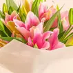 باقة ورد لي لي وردي في غلاف أبيض