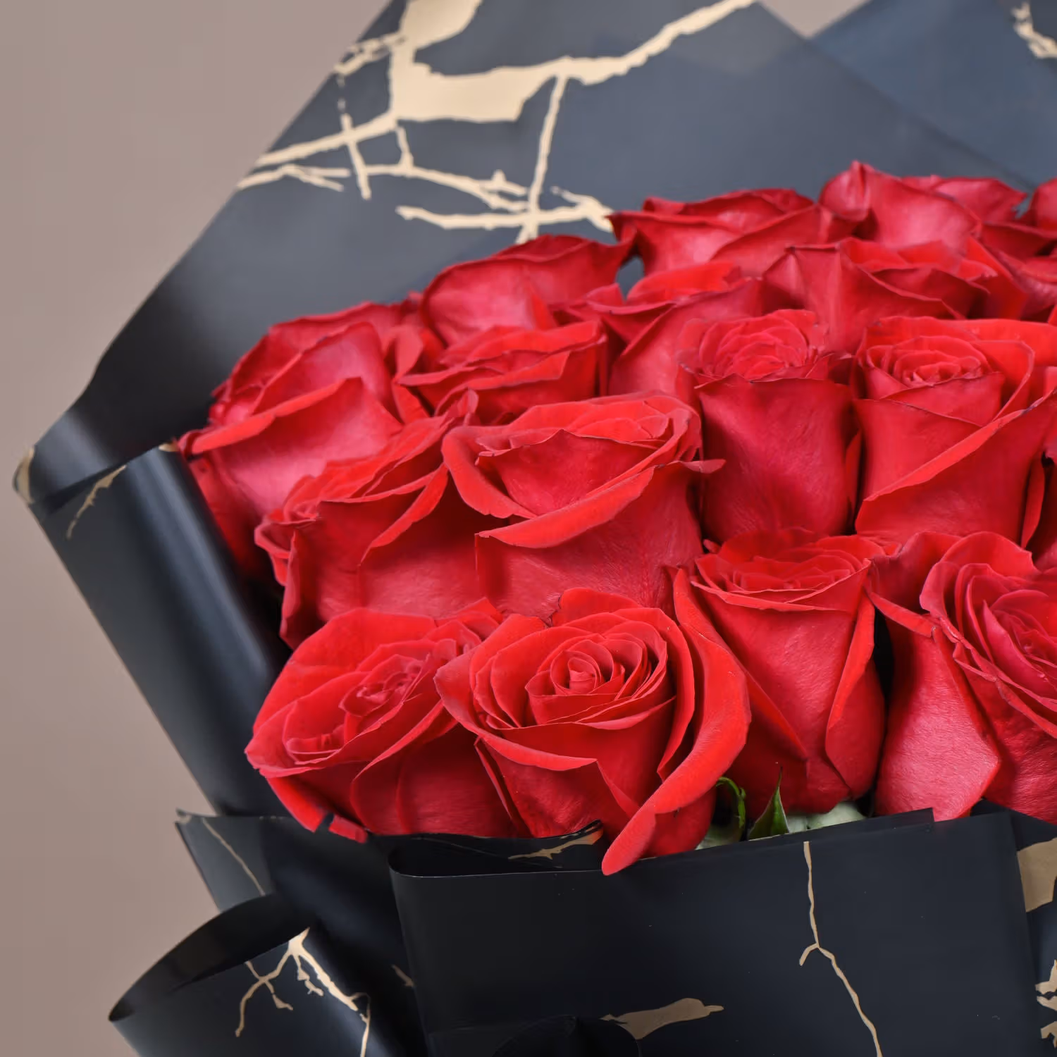 باقة ورود حمراء فاخرة مع تغليف أسود وذهبي