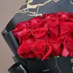 باقة ورود حمراء فاخرة مع تغليف أسود وذهبي
