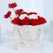 سلة زهور الحب الأنيقة بالورود الحمراء والبيضاء