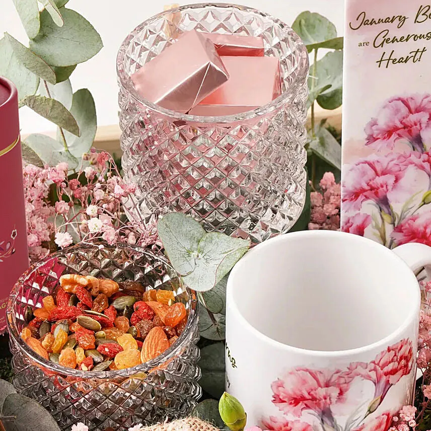 سلة هدايا مع ورود زهرية راقية
