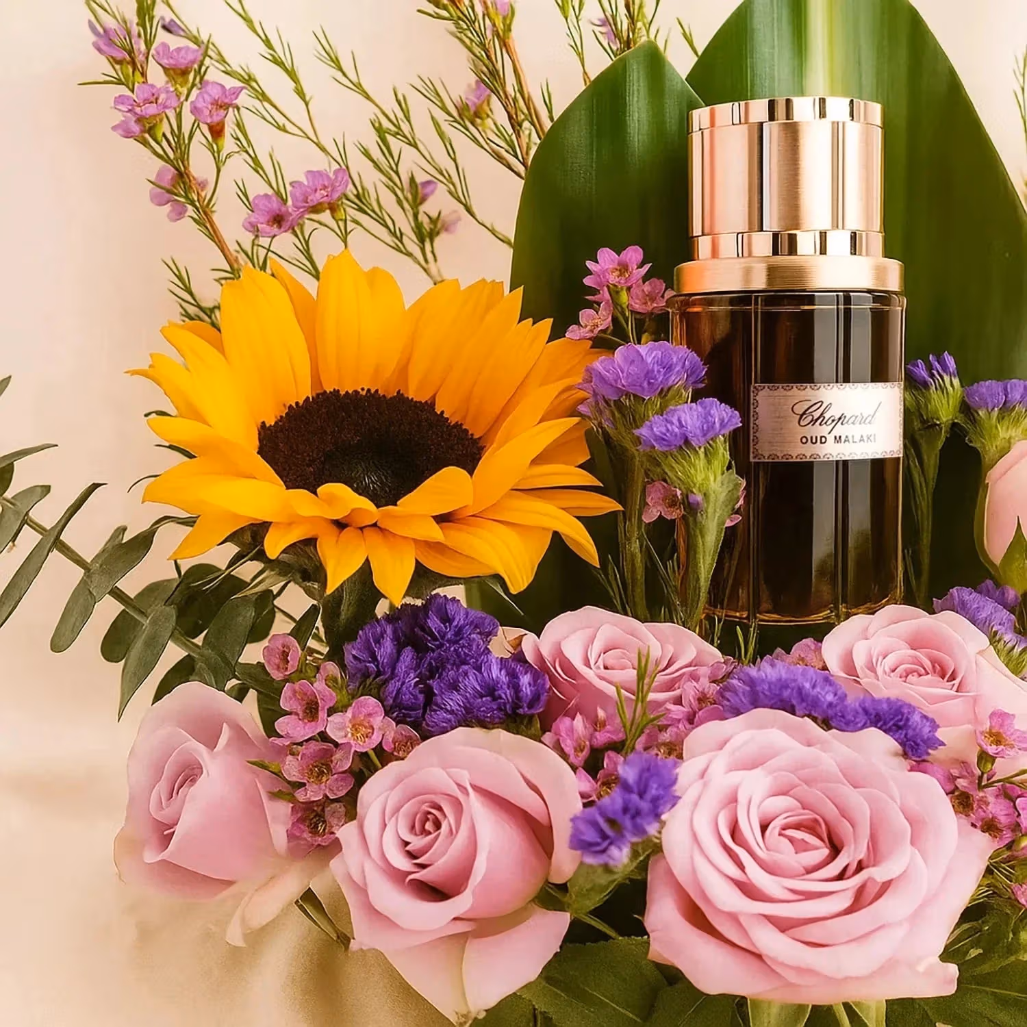 عطر شوبارد العود مع ترتيب زهور أنيق