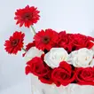 سلة زهور الحب الأنيقة بالورود الحمراء والبيضاء