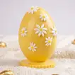 بيضة شوكولاتة مزينة بالزهور
