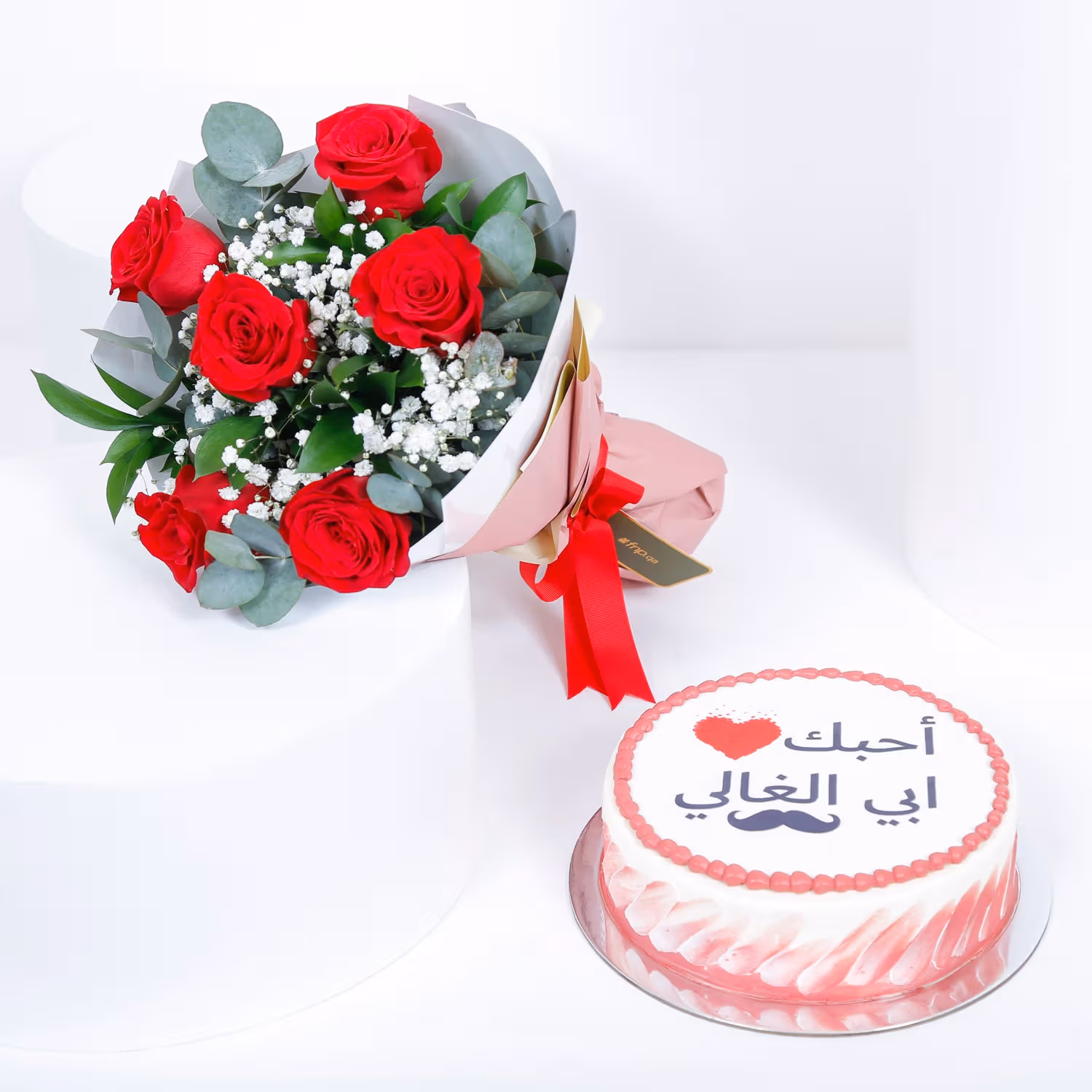 كيك مخملي أحمر 'أحبك أبي الغالي' وباقة ورود حمراء