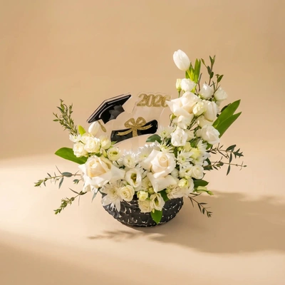 ترتيب زهور التخرج الذهبي الأنيق