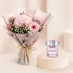 عطر فيرساتشي برايت كريستال مع باقة زهور وردية أنيقة