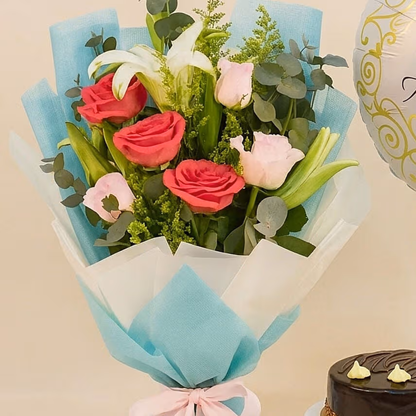 Mesmerizing Roses With Anniversary Balloon & Cake