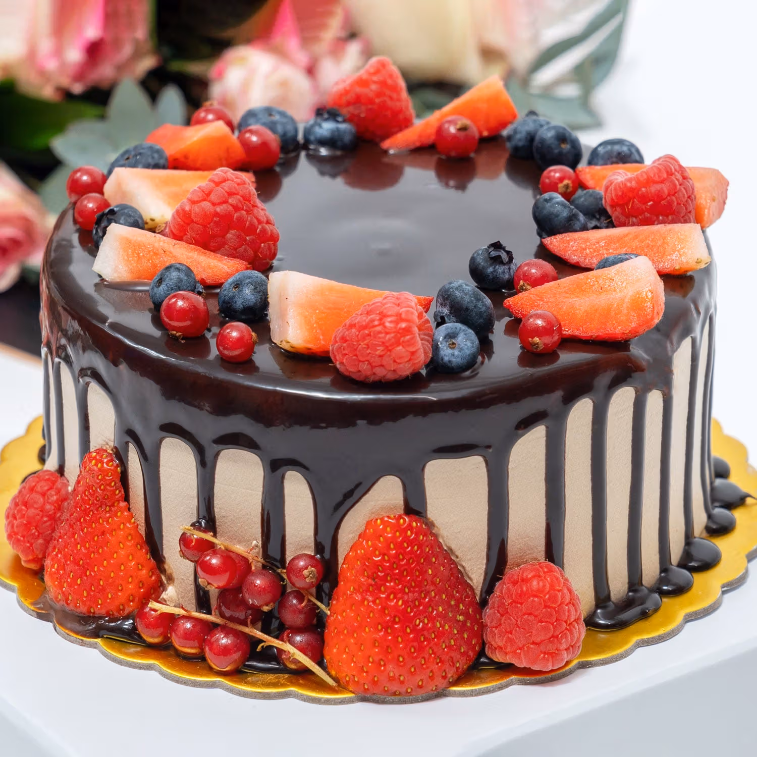 Exquisite Pink Rose Bouquet with Decadent Choco Berry Cake