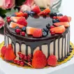 Exquisite Pink Rose Bouquet with Decadent Choco Berry Cake
