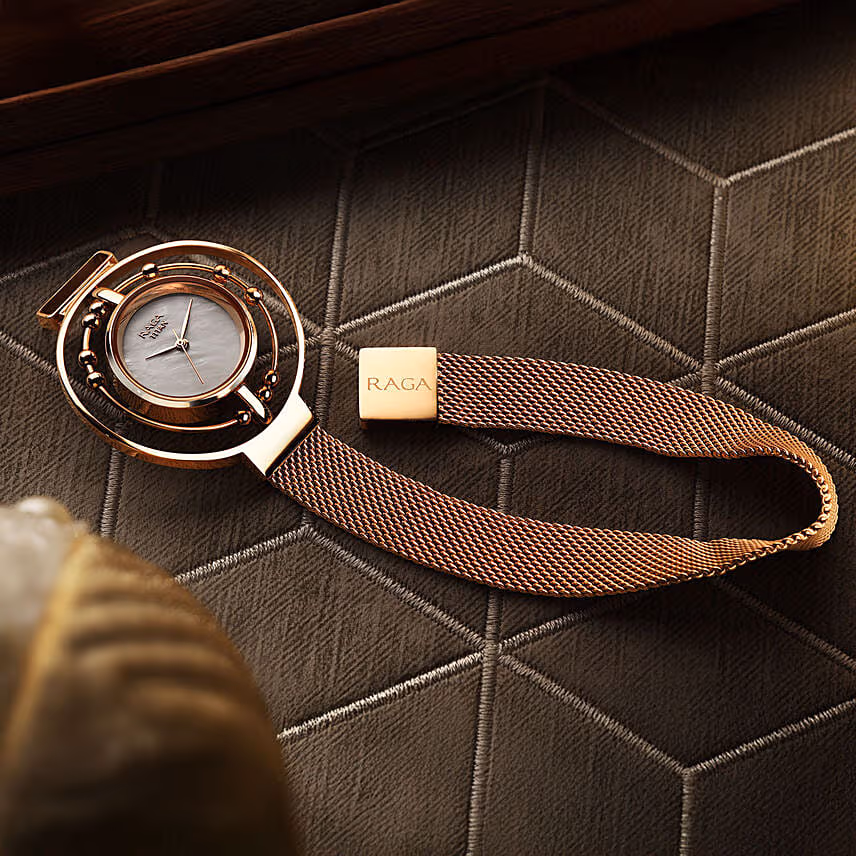 Titan Raga Watch For Her & Floral Gift Tray