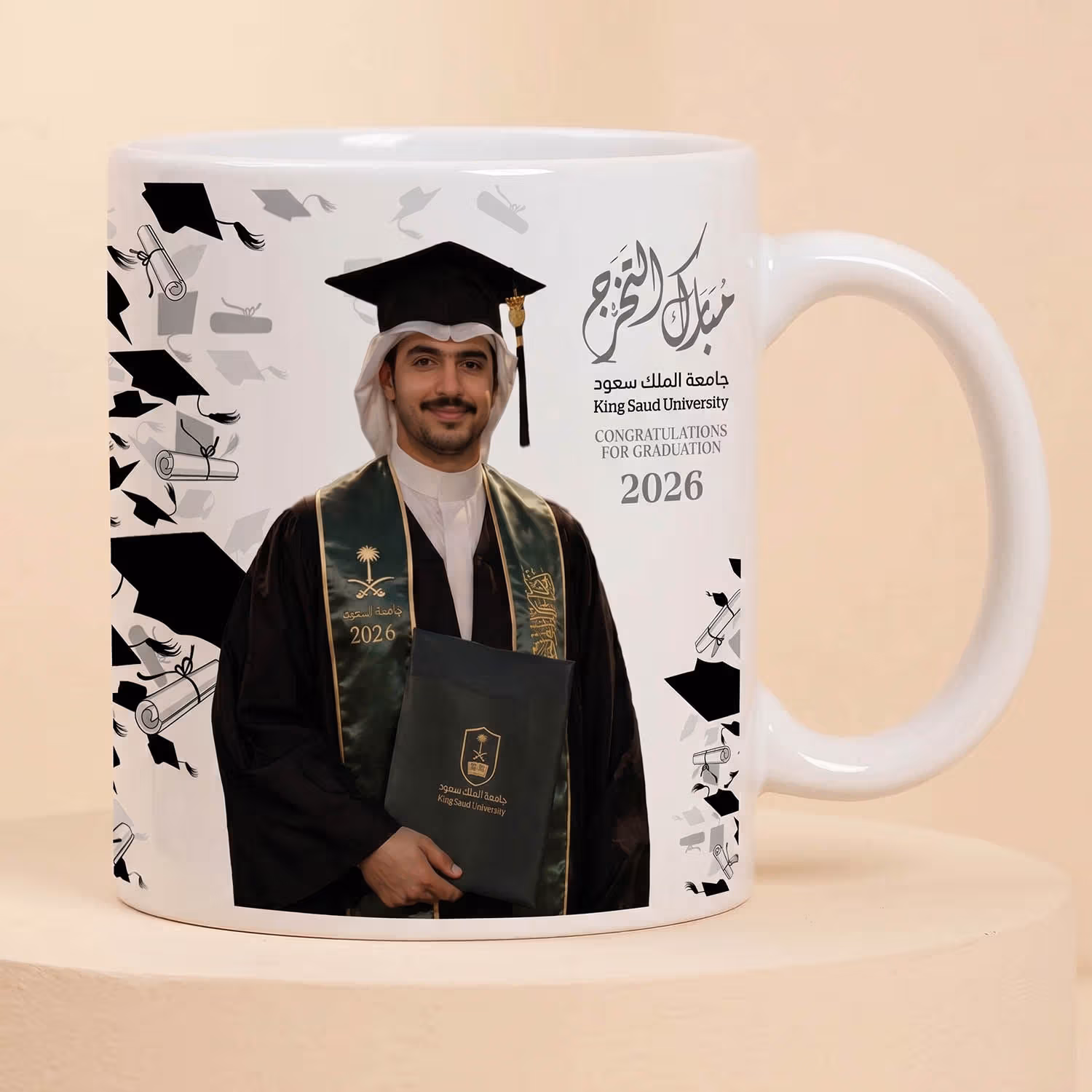 وسادة وكوب تخرج شخصيان