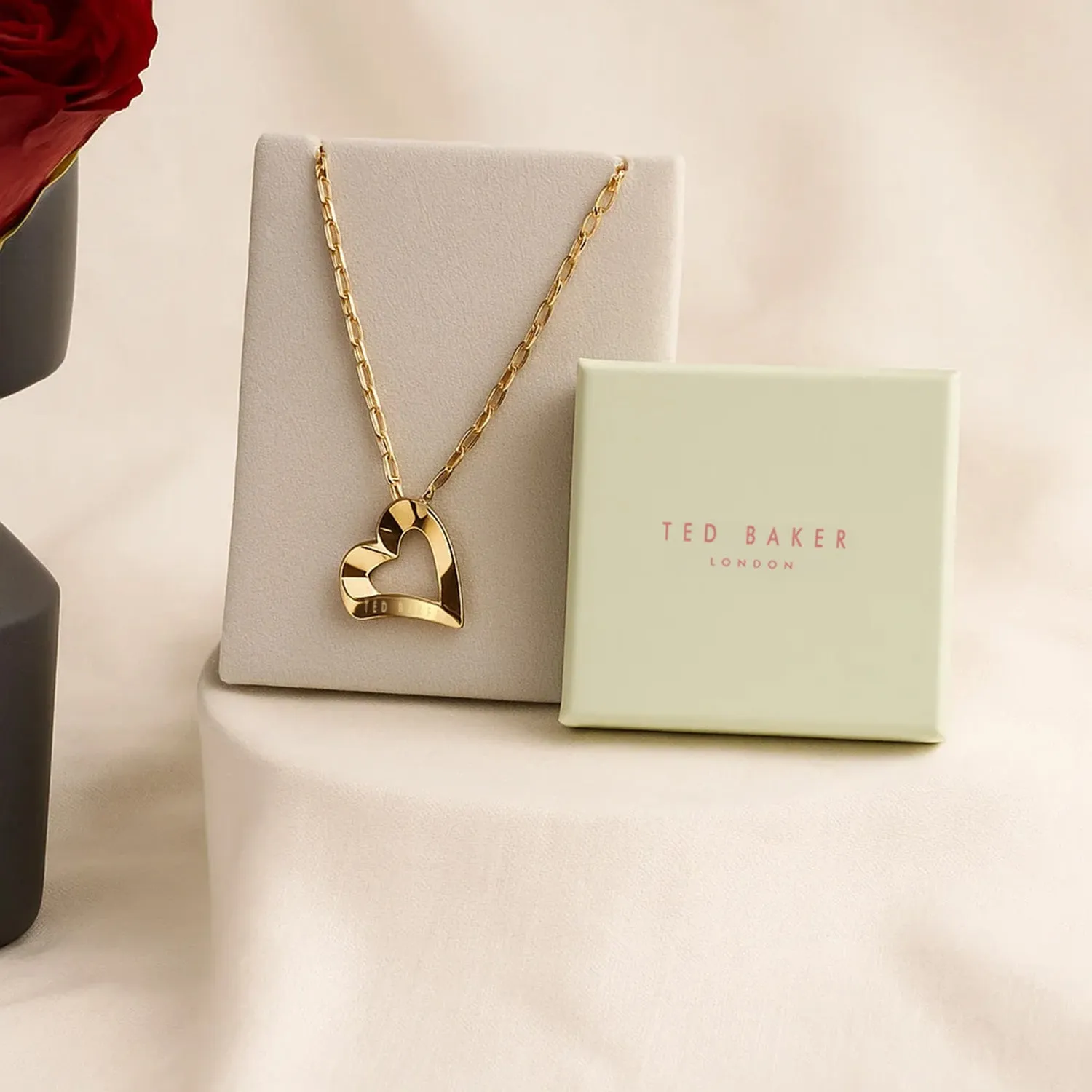 عقد نسائي تيد بيكر شكل قلب مع باقة ورد أحمر