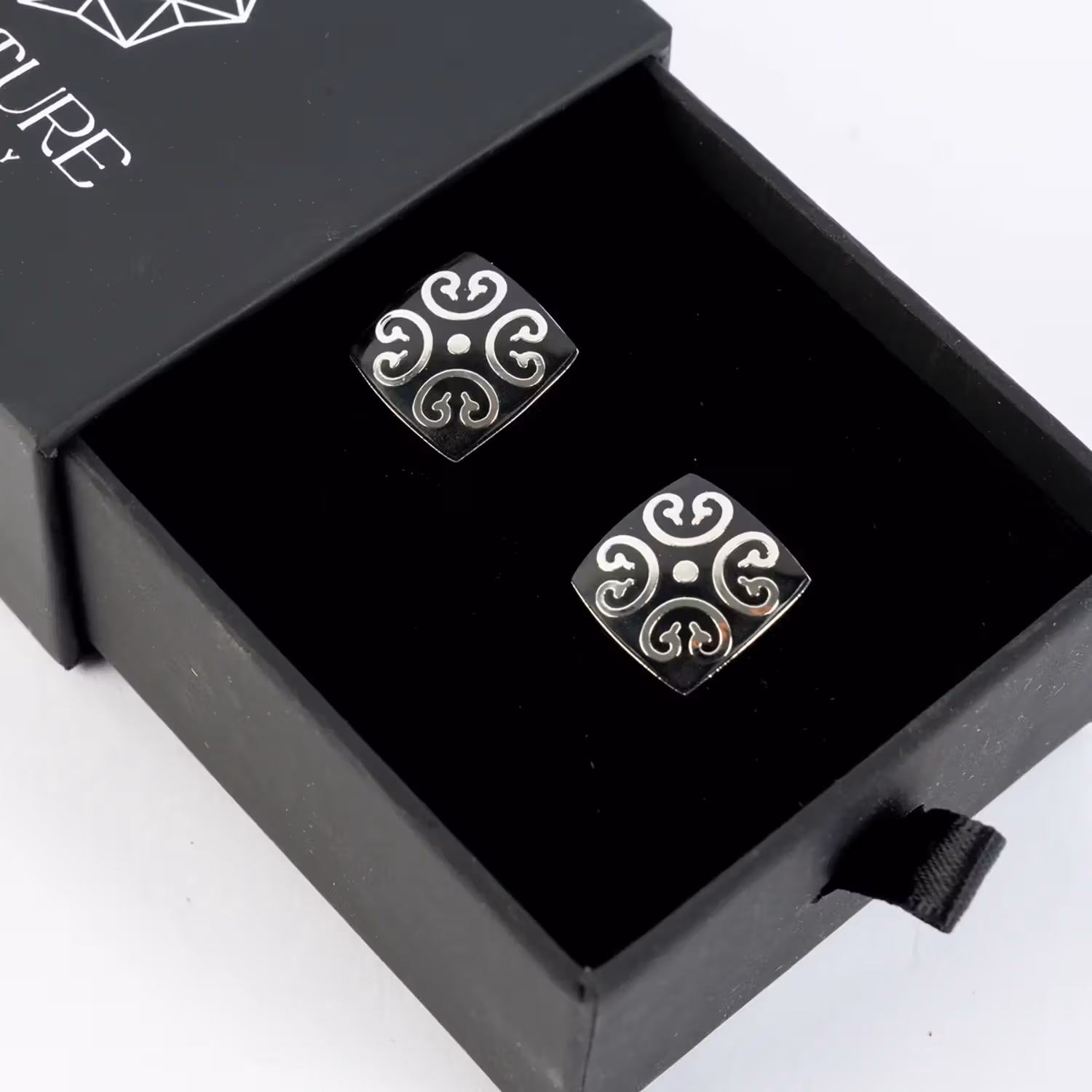 سلة هدايا أنيقة مع أزرار أكمام بتصميم دوامة بالمينا السوداء من Signature Jewelry