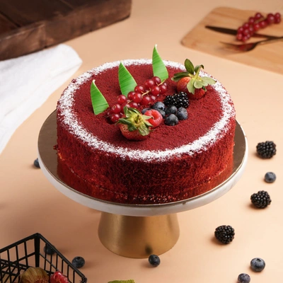 Delicious Red Velvet Cake with Fresh Berries - 4 Portion