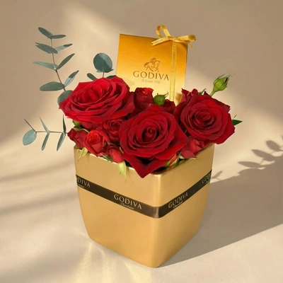 عشق ذهبي: ورود فاخرة وشوكولاتة غوديفا