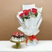 باقة ورود حمراء رومانسية وكعكة شوكولاتة فاخرة
