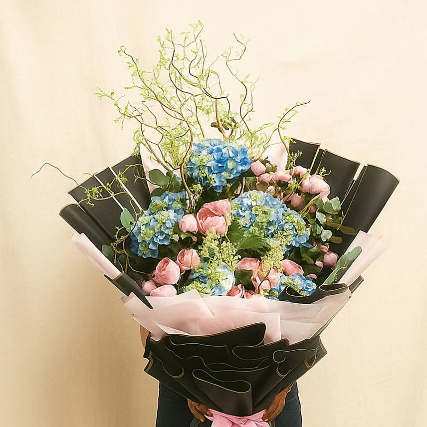 Hydrengea And Boombastic Roses Long Bouquet