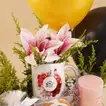 زنبق وردي مع سلة هدايا تخرج نسائية و بالونات