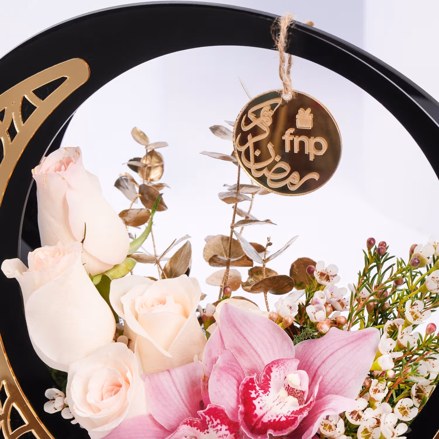 تنسيق زهور أنيق لشهر رمضان في مزهرية هلال أكريليك