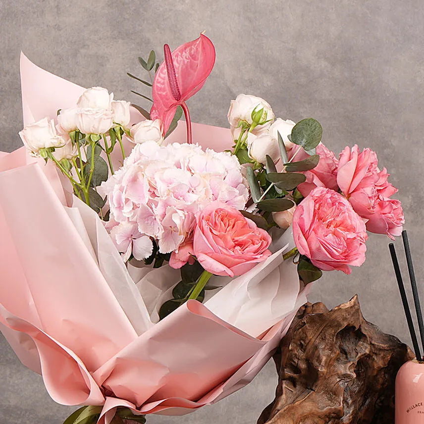 Wallace & CO Rose Geranium Gift Set with flower bouquet