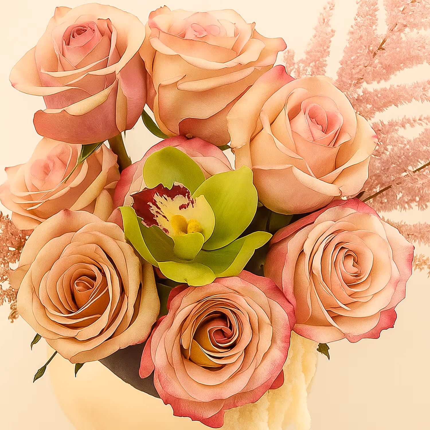 فازة ورود ساحرة في حامل أنيق