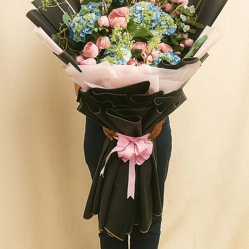 Hydrengea And Boombastic Roses Long Bouquet