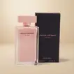 عطر نارسيسو رودريغيز نسائي في شنطة ورد صناعي