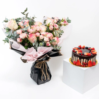 Exquisite Pink Rose Bouquet with Decadent Choco Berry Cake