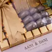 شوكولاتة آني وداني مع ورد بيوني صناعي