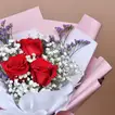 باقة وردة حمراء أنيقة ومبهجة