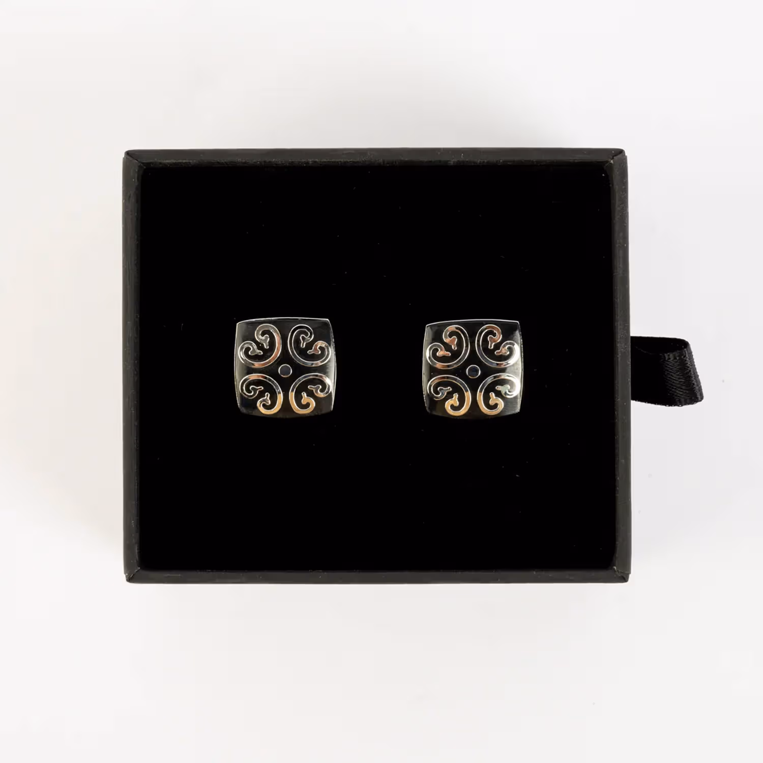 سلة هدايا أنيقة مع أزرار أكمام بتصميم دوامة بالمينا السوداء من Signature Jewelry