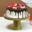 باقة ورود حمراء رومانسية وكعكة شوكولاتة فاخرة