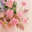 مزهرية ورد بينك مع نباتات صناعية