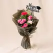 باقة ورد وردية للتخرج مع عبارة مبروك التخرج