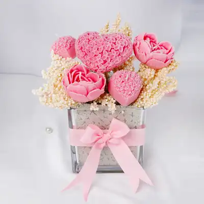 Luminous Floral Embrace: Luxurious Organic Candle Gift Set