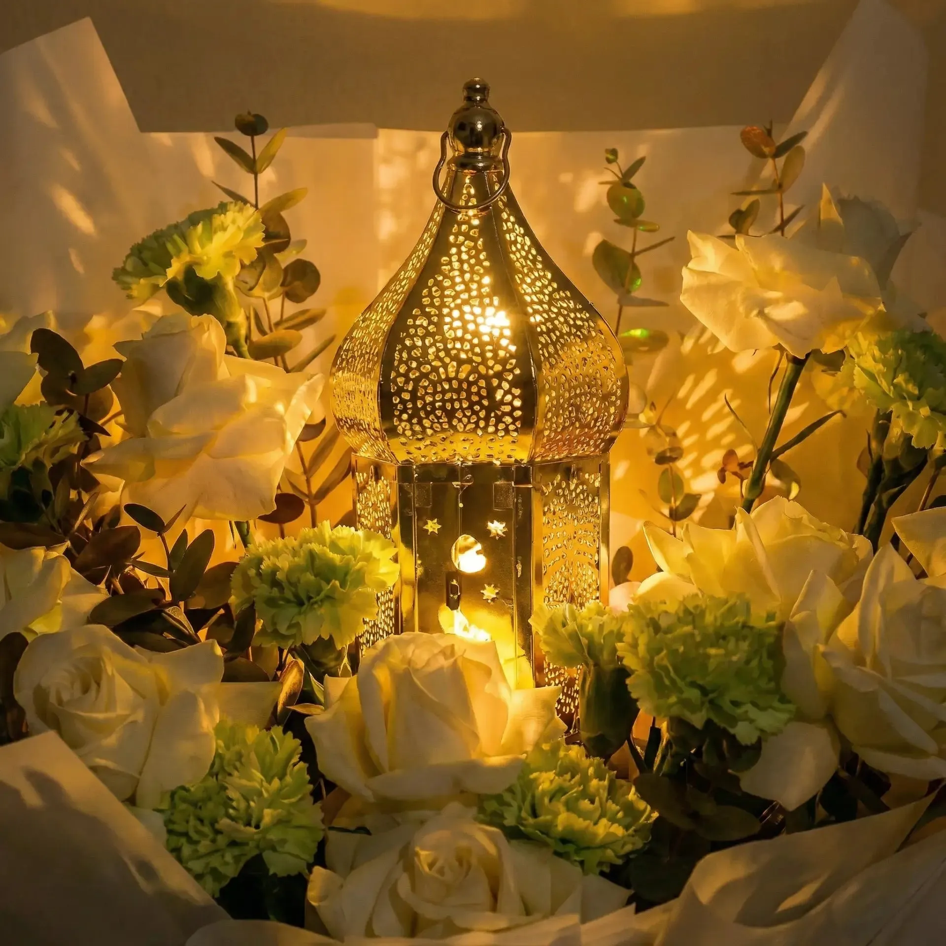 باقة رمضان الأنيقة بالفوانيس والورود البيضاء